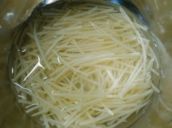 step3: 泡水至少半小時(洗去一點澱粉質，有助煎時更酥脆。)