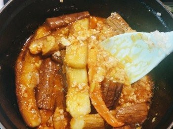 step9: 加入茄子兜炒後焗約3- 5 分鐘至淋身(視乎個人喜好的軟硬)，完成後灑上蔥花便可。