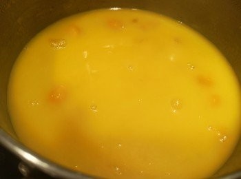 step3: 用適量的水份煮腍南瓜，之後取出南瓜球備用，薄身南瓜連同南瓜水用食物處理器打成南瓜蓉，之後加入碎冰糖和南瓜球同煮。