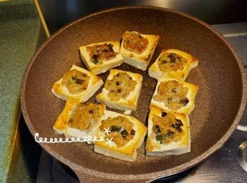 step4: 熱鑊下多些油，加入豆腐，魚肉向下，煎至豆腐邊位金黃後，反轉豆腐，再煎至金黃，加入<span class="group_2">調味料</span>煮沸，即成。