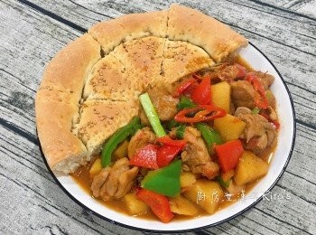 step7: 煮好的大盤雞直接放在饢餅上，讓饢餅吸滿醬汁，真的很好吃喔～