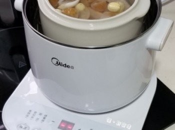 step3: 將全部材料慢慢放入燉盅之內，再加3~4碗水入燉盅內，並蓋好。