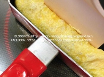 step6: 分2-3次倒入餘下的蛋液，重覆以上步驟捲成長條形。