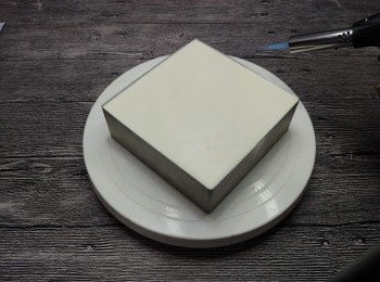 step17: 用火槍輕燒或用熱毛巾包裹模邊幫助脫模