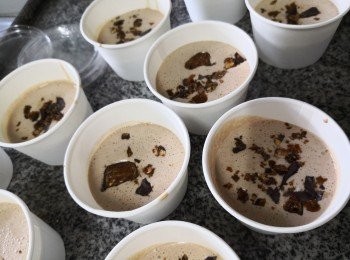 step2: 先格水座溶了太妃朱古力與百利甜酒混和