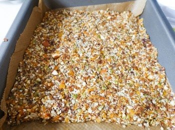 step3: 將材料放入鋪有烘焙紙的容器內，平均鋪好，壓實，再放入雪櫃大約一至兩個小時