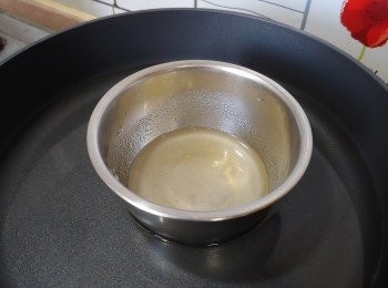 step5: 魚膠粉加水攪勻隔熱水座溶備用