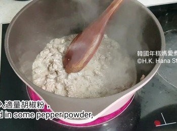 step1: 開火，煲裡加入麻油後，倒入牛肉切粒炒香，加入適量胡椒粉，