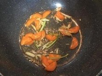step4: 放入紅蘿蔔片略炒；