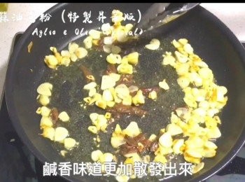 step5: 保持中火並壓碎魚柳成粒狀