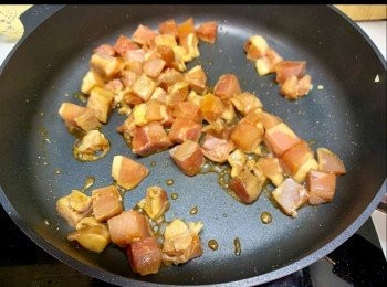 step3: 加入洋蔥炒熟。