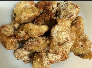 step6: 準備熱油，放入肉排於鍋內，以中火炸至8分鐘後取出，放在廚房紙上。