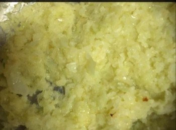 step2: 熱鍋煮熔牛油，加入洋蔥，乾蔥，西芹炒香，加入生蠔仔及百里香快炒並灒入白酒和麵粉翻炒均勻。