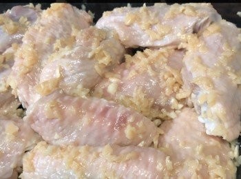 step1: 想入味可早一晚用蒜，鹽先搞均勻。
如果唔係預1小時都OK。