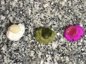 step7: 將粿脆揉進原來的糯米糰中，先揉白色，再揉綠色，最後揉紅色；將粿脆揉進糯米糰後，糯米糰會變的有延展性，