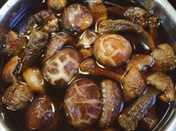 step1: 姬松茸和冬菇洗淨後分別用清水浸約半小時。