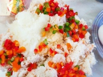 step2: 先加入甜椒粒和洋蔥蓉拌勻。