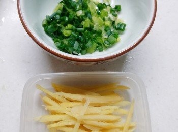 step4: 預備薑絲和蔥粒。