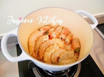 step6: 海鮮瀝乾水後用鹽和胡椒醃好備用。