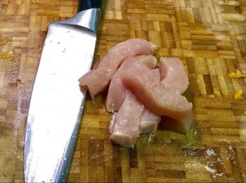 step3: 切豬扒條
長度均等就可以，不需用鎚仔鬆肉