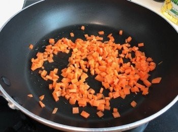 step3: 先炒熟紅蘿蔔，後加免治牛肉及蕃茄一齊炒