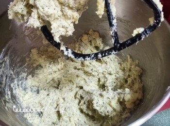 step1: 先將檸檬汁加入淡忌廉拌勻放5分鐘（成白脫牛奶）, 預熱焗爐220度,所有乾材料和百爵茶放入廚師機用1速攪拌10秒，放入軟牛油攪拌至混合，加入步驟1,再把3/4蛋液和白脫牛奶拌勻