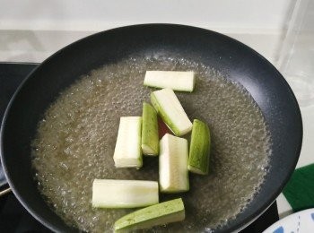 step2: 冬菇先浸8小時 
<a href="https://bit.ly/2ZxapeY" target="_blank" data-keyword="雞扒" class="guide-link"><strong>雞扒</strong></a> <span style="display:inline-block;vertical-align:middle;margin-top:-3px;color:initial;border-radius:3px;padding:2px 3px;font-size:12px;line-height:14px;background:#87d300;color:#fff;">即買</span> 切8份，以豉油糖及鹽醃味後放雪櫃備用 
翠肉瓜切8條條狀後用滾水煮一煮