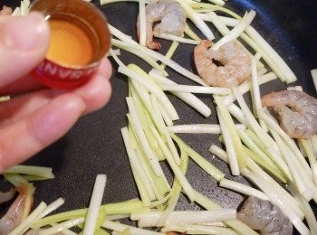 step3: 下油燒熱鍋先中大火爆香薑片，加入蝦仁和韭黃兜炒，取走薑片，中途加入一湯匙紹酒，炒至蝦熟。