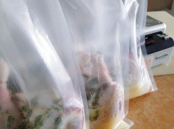 step5: 將鴨腿放入慢煮袋並加入適量鴨油和百里香 ; 這裡不需要加鹽，醃好的鴨肉已經足夠咸了。