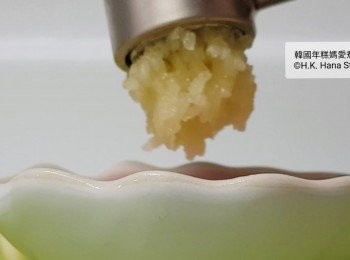 step2: 把蒜頭壓碎成蓉。
