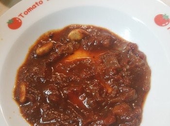 step10: 組合:將牛頰肉先取出切件，並在碟上先放上適量醬汁，再放上意粉/飯/薯蓉/薯菜，再放上牛頰肉和蕃茜。