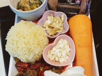 step2: 雪耳用清水浸1小時至發大並去掉中間的椗位。
鵪鶉解凍後清洗乾淨汆水。
紅蘿蔔去皮切件。
淮山、南北杏和百合浸水約半小時。
蠔豉洗淨用清水浸軟。
紅棗和無花果洗淨切半。
陳皮浸軟刮囊。