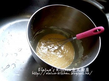 step6: 片糖及水放入煲內 , 用慢火慢慢至糖溶 , 倒入薑汁糯米糊內拌勻