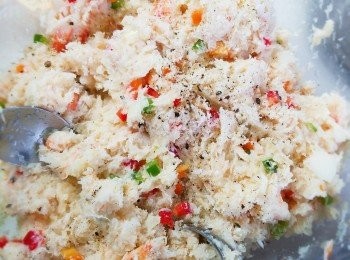 step3: 加入即磨黑胡椒碎。因罐頭蟹肉本身已有鹹味，所以我沒有落鹽。