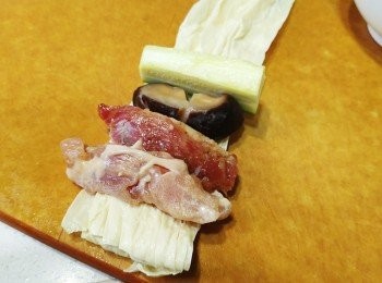 step4: 腐皮切一半成8條 
先將腐皮放好，再放上其他材料後捲起