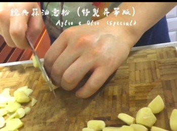 step2: 切20瓣蒜頭成為片狀備用