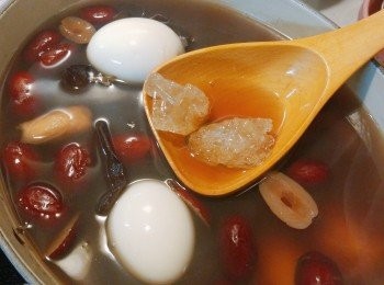 step6: 最後加入適量冰糖、熟雞蛋再細火煮10-15分即可。