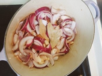 step4: 加入月桂葉和煙紅椒粉。