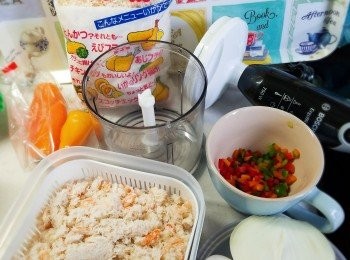 step1: 蟹肉解凍，瀝乾水，用廚房紙吸乾水份。青/紅/黃/橙燈籠椒切小粒。洋蔥用食物處理器打至成蓉(或切成小粒也可)。