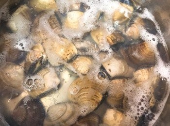 step2: 煮一鍋水，水滾後放入蜆氽水，見蜆殼一打開要立即夾出，以免鮮味流失。