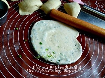 step8: 從較長個邊開始卷起 , 捲成長條後再捲成蛇餅狀 , 再用麵掍壓扁