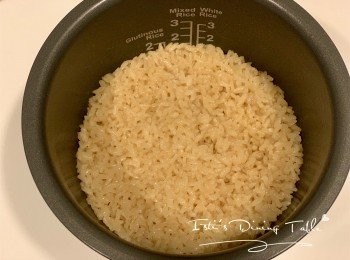 step4: 前一天的準備步驟:
用浸菇水煮熟米飯，放入雪櫃備用（這個懶人方法能令米飯充滿菇味喔）