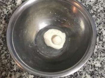 step3: <span class="group_2">白湯圓</span>：糯米粉加入水混勻後揉成糰，並取1/5揉圓後壓扁備用；