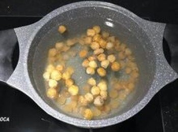 step10: 煮湯圓時，取一湯鍋放入龍眼乾煮滾，再加入糖，煮成桂圓甜湯；