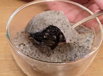 step3: 在甜品杯/碗底部, 放入黑芝麻醬(兩碗的,每碗各8克;四杯的, 每杯各4克), 將煮好的豆乳平均倒入碗中, 放涼後, 在雪櫃雪兩至三小時即成, 食之前可以放上杞子、乾果和湯丸等裝飾