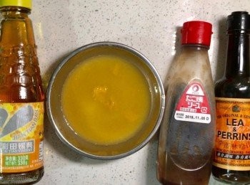 step5: 加入以下材料混和蜜糖橙醬
1. 鮮橙汁 x 1個
2. 蜜糖x 1湯匙
3. 日式燒汁 x 1茶匙 (八爪魚丸醬, 一田有售)
4. 喼汁 x 1茶匙