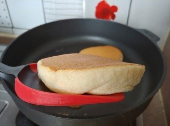 step11: 再度蓋上鑊蓋慢火煮4分鐘至班戟熟透便可上碟