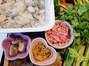 step2: 免治豬肉加入用適量的糖、生粉、生抽、麻油和水醃約15分鐘。冬菇浸軟(保留冬菇水) ; 冬菜浸水，把鹽份浸走，之後揸乾備用 ;