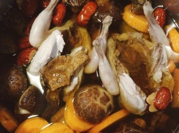 step3: 將所有材料凍水落煲約2小時便成，用高壓煲則煲約15分鐘，喝前再大滾5分鐘落鹽便成。