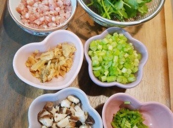 step6: 趁煮湯期間，將冬菇、唐芹、芫荽切粒 。